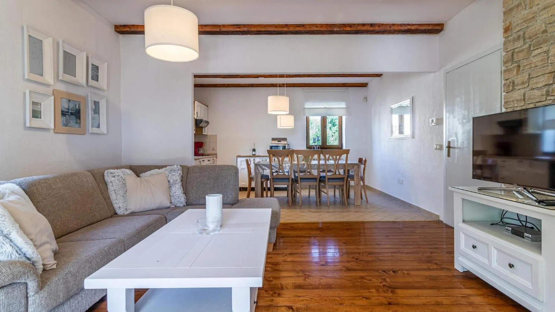 4 Bedroom Cozy Home In Cabrunici 0*,  Hırvatistan