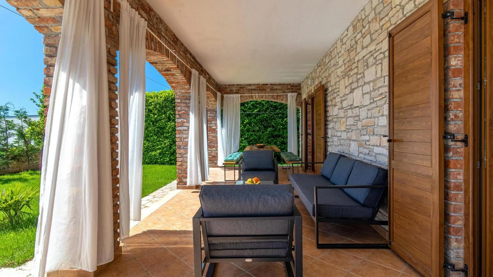 4 Bedroom Cozy Home In Cabrunici Tatil Evi