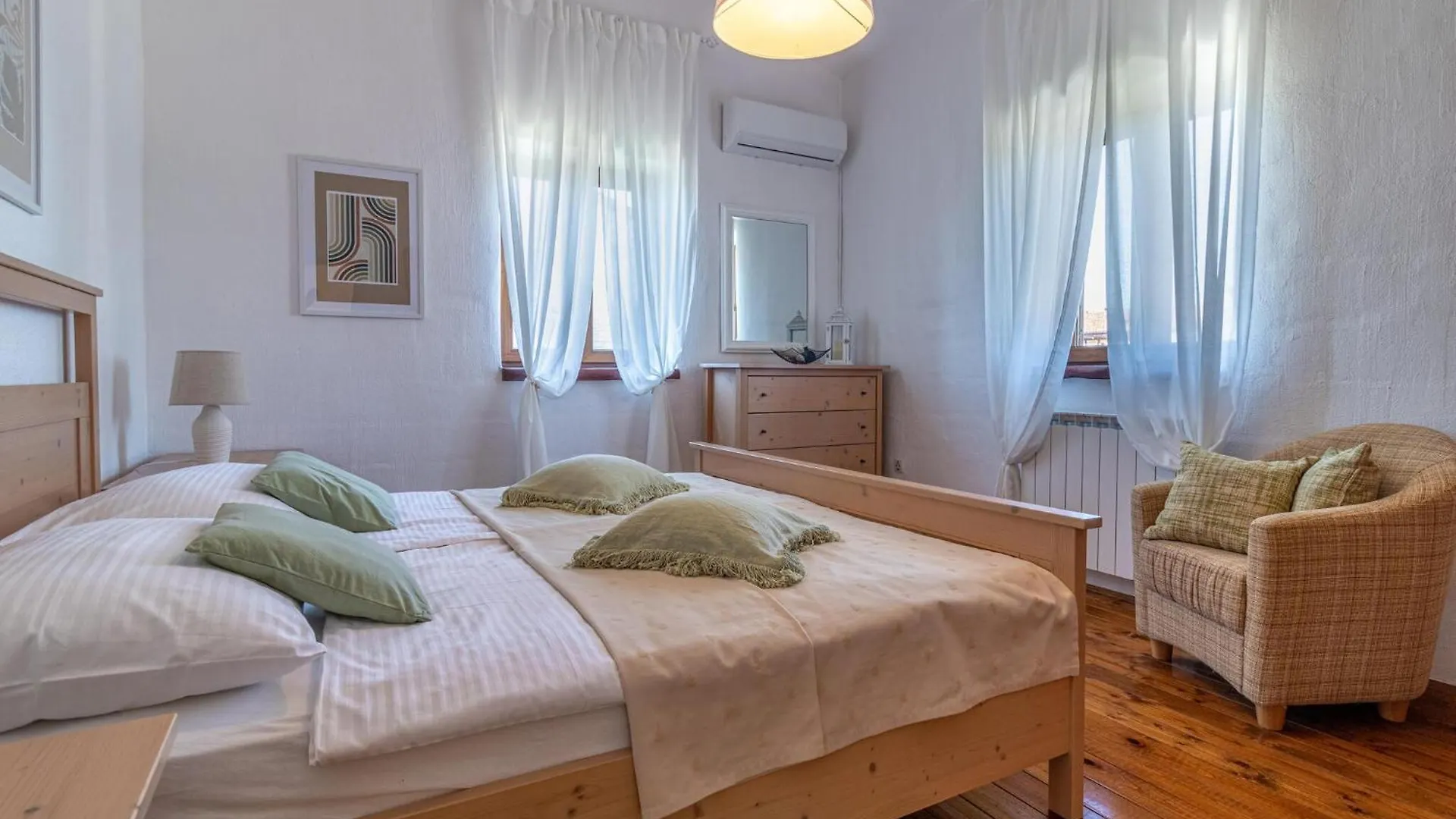4 Bedroom Cozy Home In Cabrunici