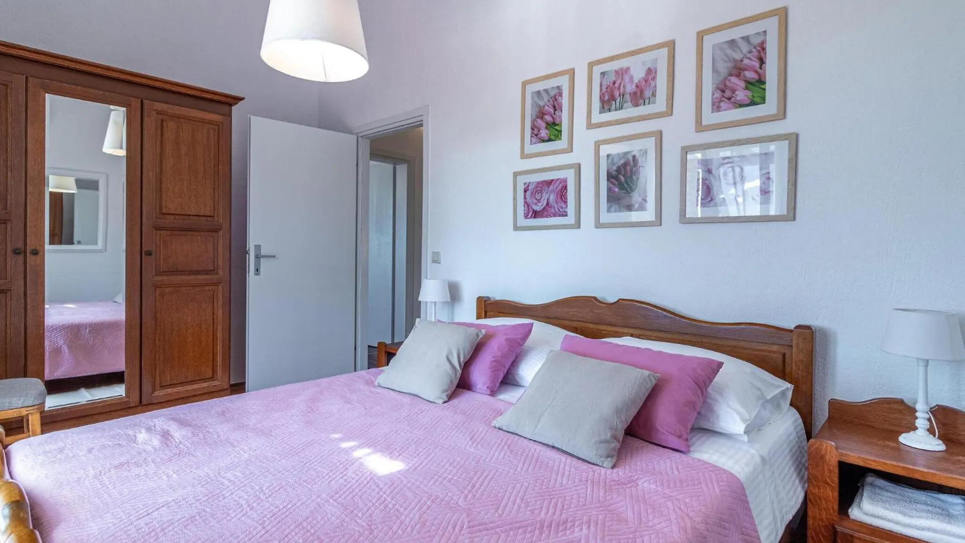 4 Bedroom Cozy Home In Cabrunici 0*,