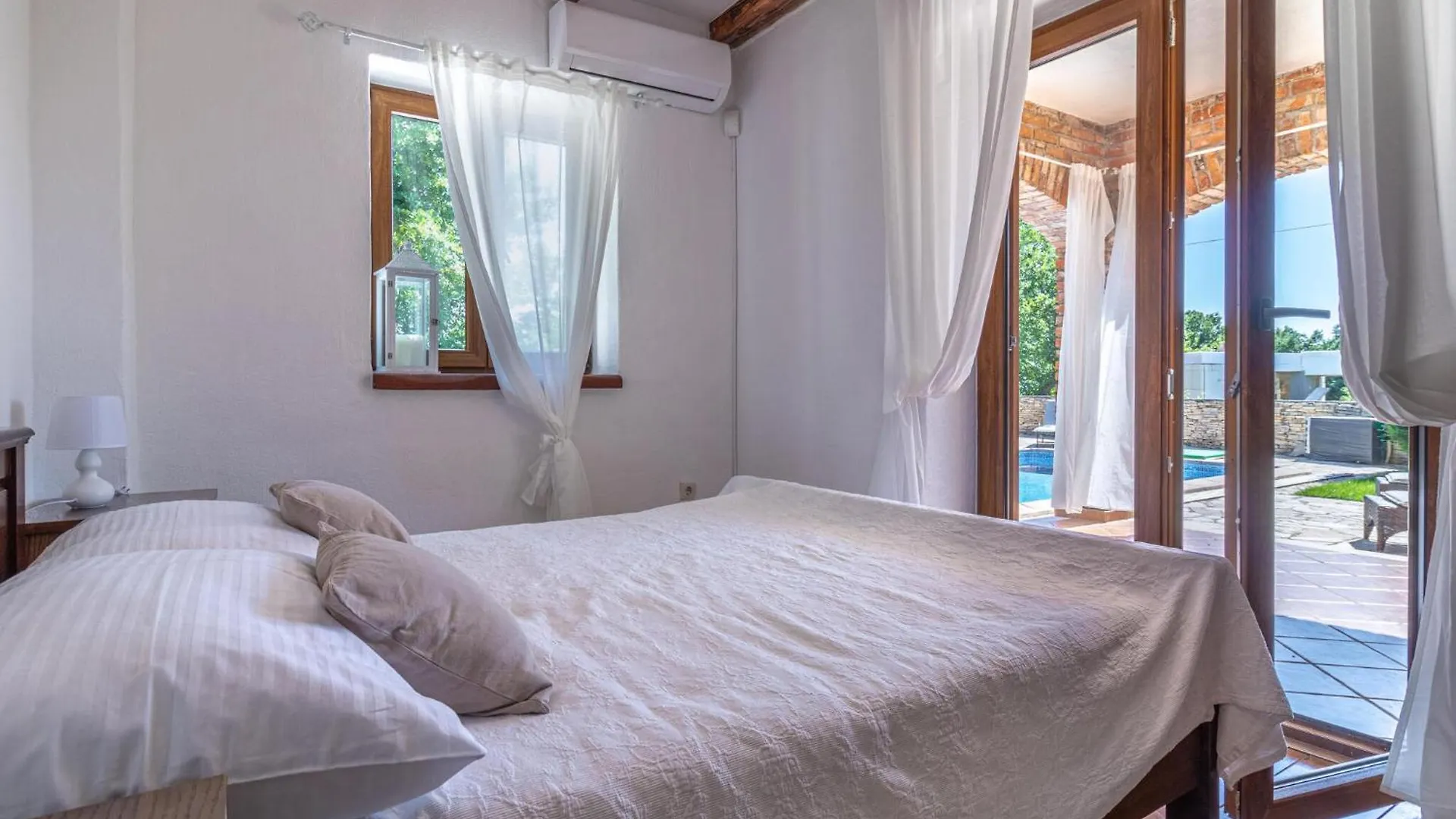 4 Bedroom Cozy Home In Cabrunici Tatil Evi