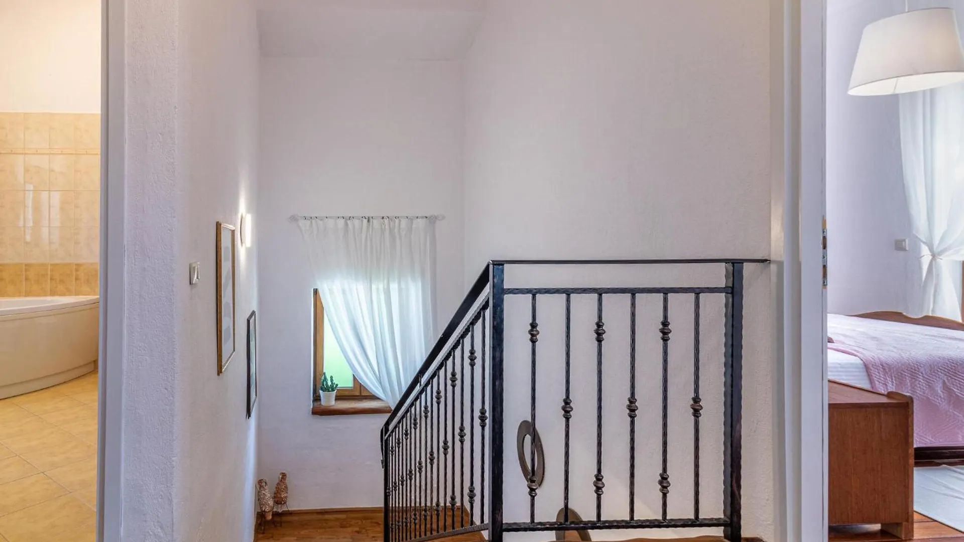 4 Bedroom Cozy Home In Cabrunici