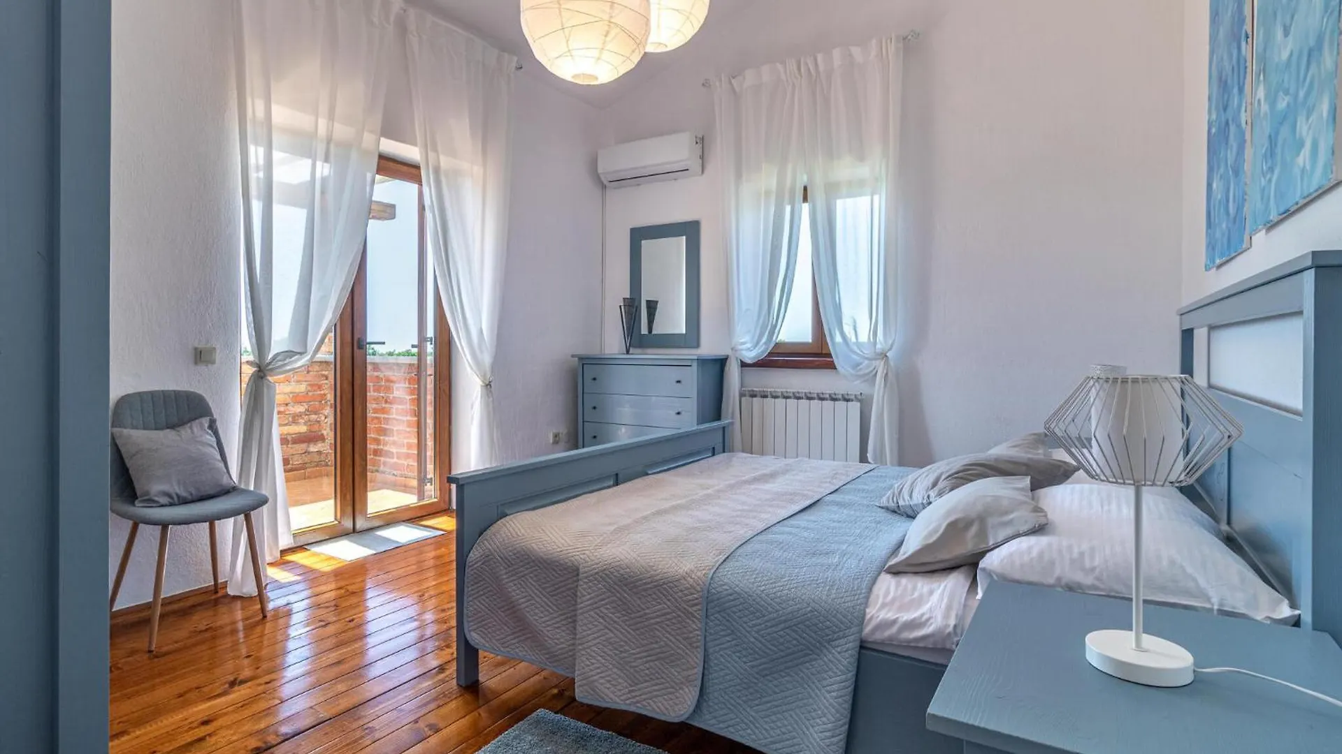 4 Bedroom Cozy Home In Cabrunici