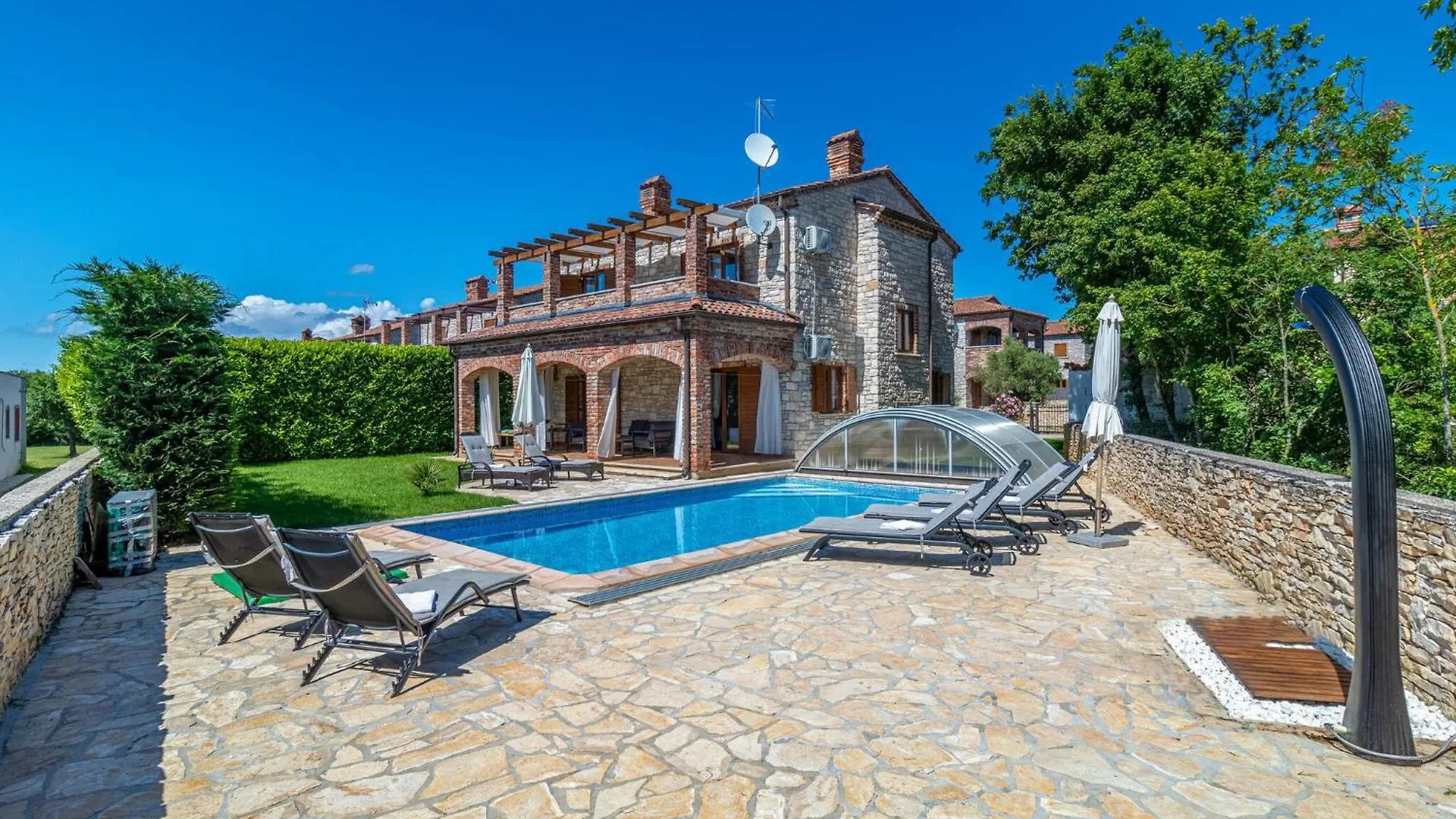 4 Bedroom Cozy Home In Cabrunici