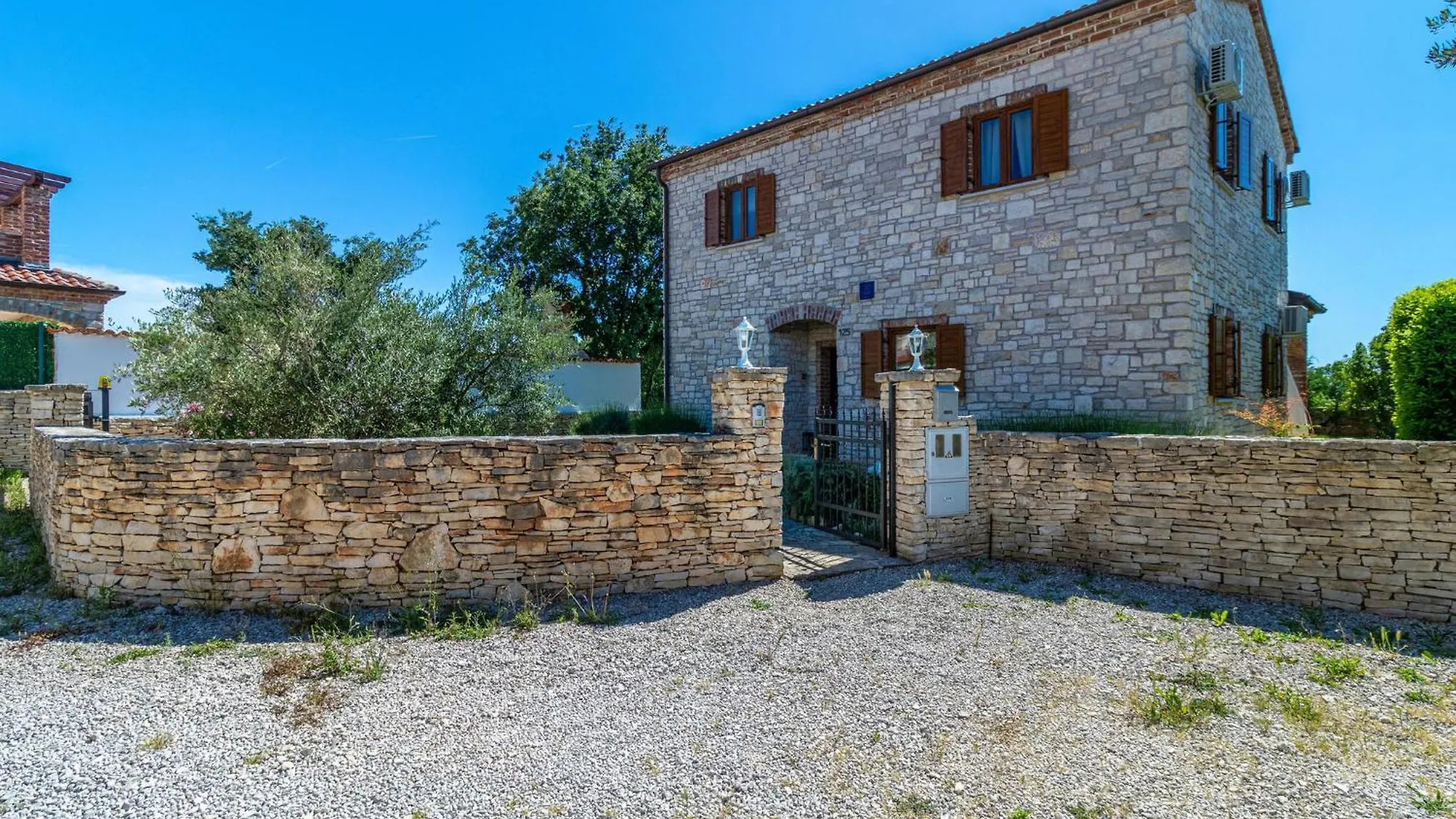 4 Bedroom Cozy Home In Cabrunici