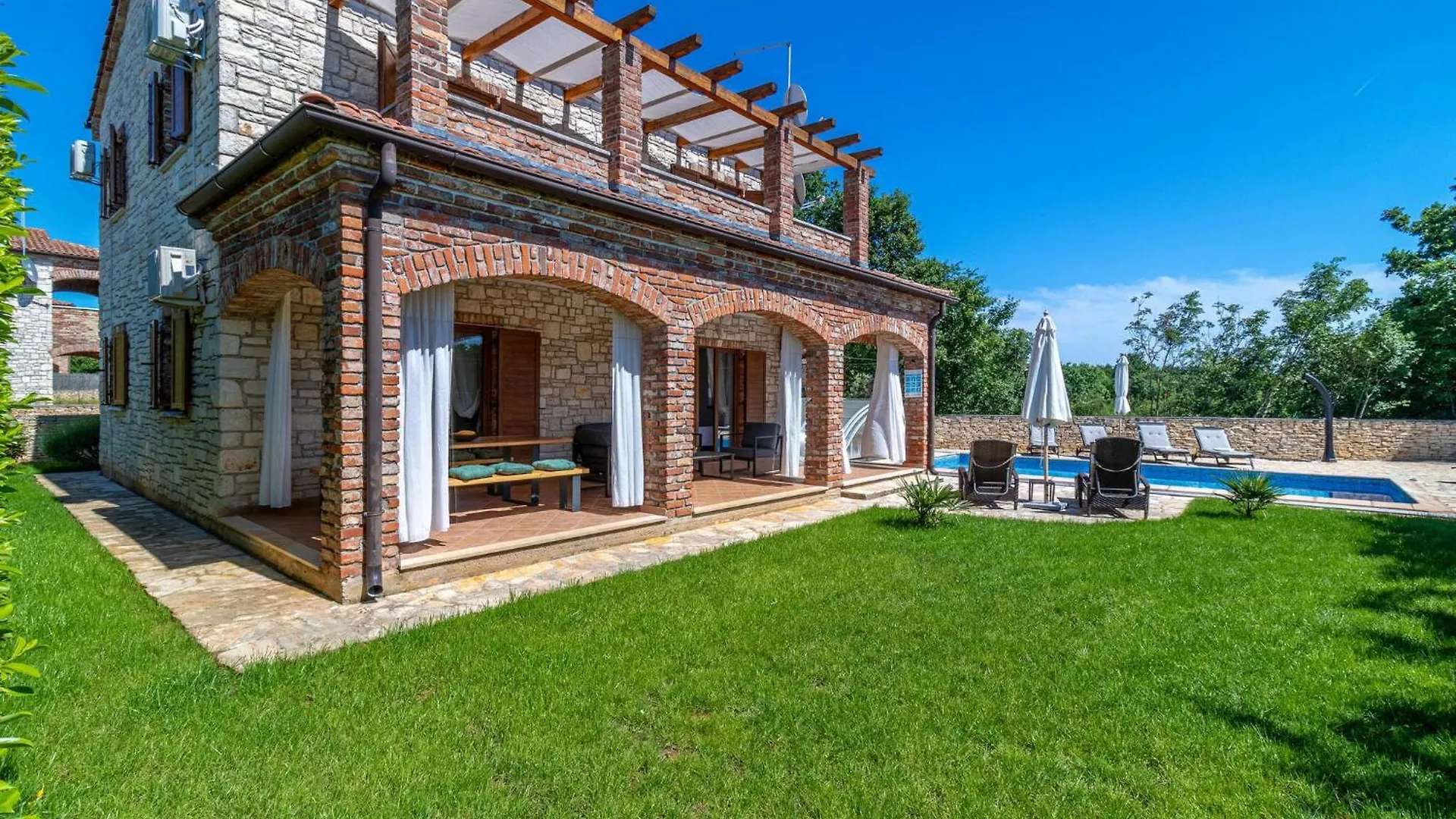 4 Bedroom Cozy Home In Cabrunici 0*,