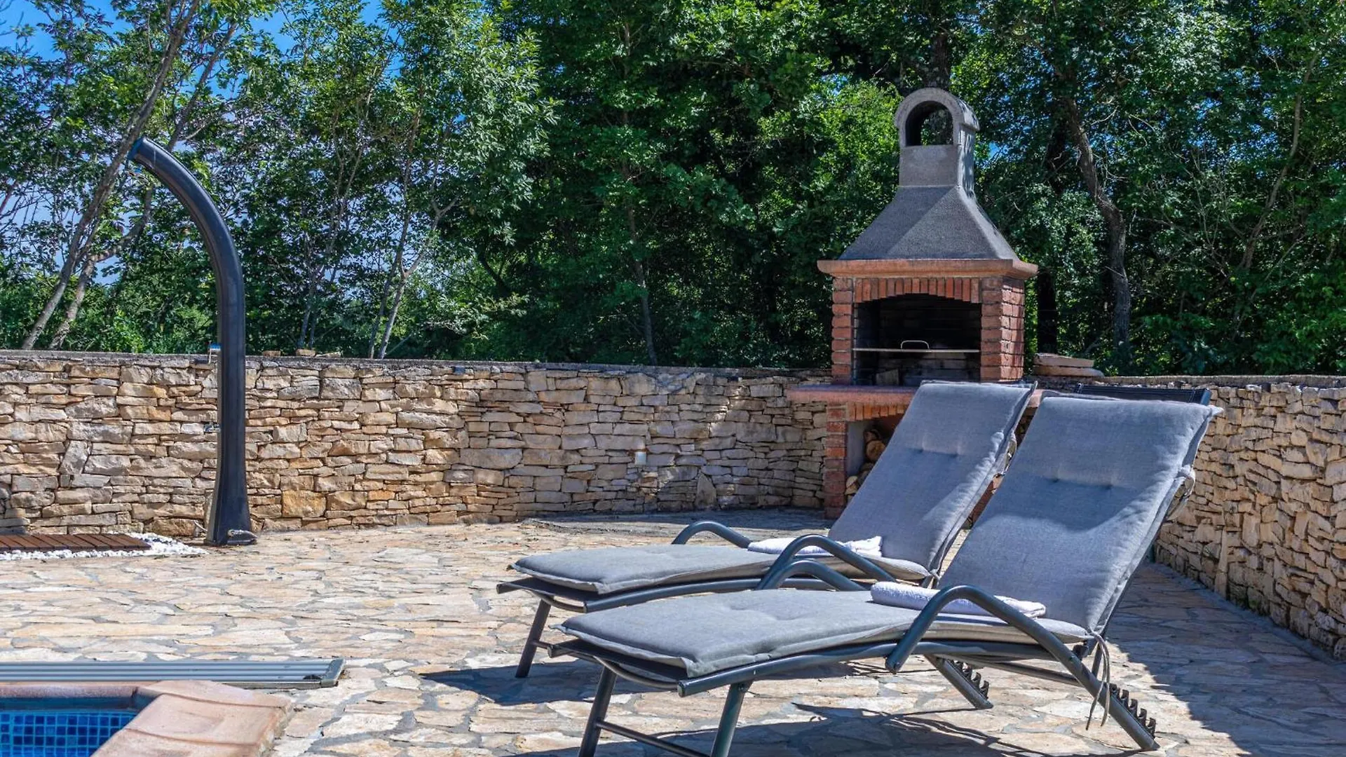 4 Bedroom Cozy Home In Cabrunici